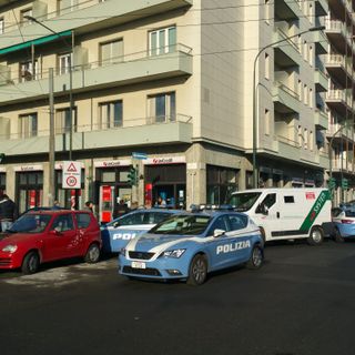 Sparatoria davanti all'Unicredit di piazza Stampalia: rapinato un furgone portavalori, ferita una guardia giurata