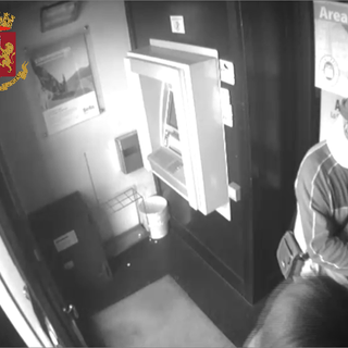 &quot;Datemi il denaro o vi contagio con il Covid&quot;: rapina a colpi di tosse in banca