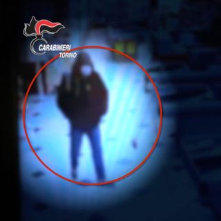 Un rapinatore in azione Un rapinatore in azione