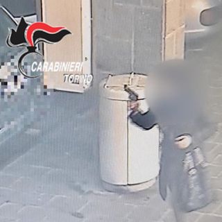 immagini di una rapina riprese dalle telecamere di sicurezza