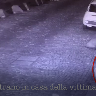 Due persone dal volto coperto suonano al citofono di una casa, ripresi da circuito di videosorveglianza