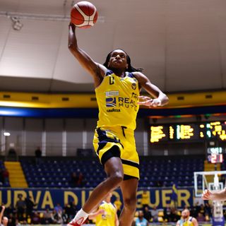 partita di basket con giocatore in azione