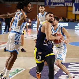 giocatori di basket in azione
