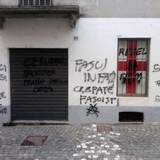 Nella foto (presa dal profilo Facebook di Rebel Firm) una precedente manifestazione contro il gruppo di ultradestra