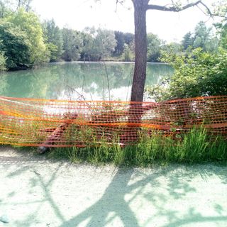 La recinzione temporanea del lago piccolo del Parco Carrara è pericolante. Unia: &quot;La ripareremo&quot;