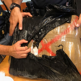 Nascondeva droga nella cantina di un parente, due arresti della Polizia a Torino