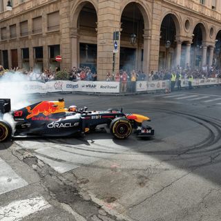 auto di formula uno in via Roma
