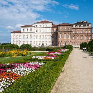 Venaria, bimbo di due anni resta incastrato con la testa nella cancellata della Reggia: attimi di tensione