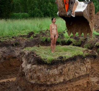 Regina José Galindo al Parco Arte Vivente con la mostra &quot;Tierra&quot;