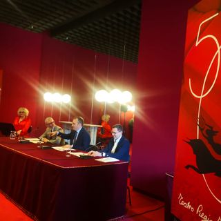 Visite guidate, la Mole illuminata con una candelina e la torta Regio: Torino festeggia i 50 anni del suo teatro