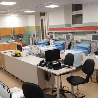 reparto ospedaliero con letti e strumentazioni