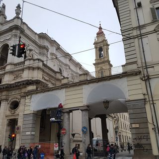 Reti anti piccione in via Po: una bruttura che non sfugge ai passanti (FOTO)
