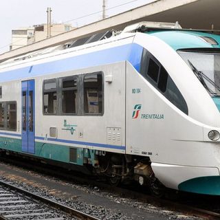 Mamma e papà dimenticano il figlio neonato sul treno: minuti di terrore alla stazione di Airasca