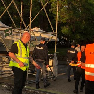 La quarta serata dal vivo dell'Eurovillage scandita dalla ricerca di un bimbo greco, che si è perso al Valentino