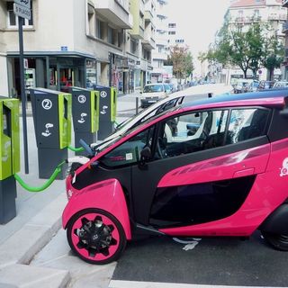ricarica di un'automobile elettrica