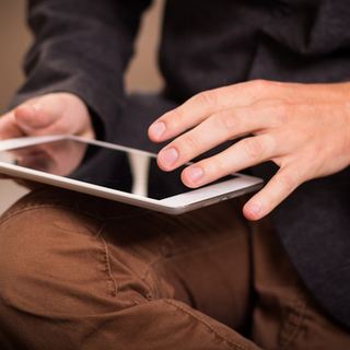 persona con un tablet in mano