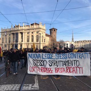 La protesta rider paralizza il centro di Torino: “Stop allo sfruttamento” [VIDEO]