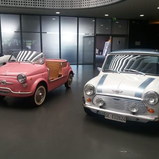 Diciassette veicoli di lusso sequestrati dalla finanza ora esposti al Museo dell'Automobile [FOTO]
