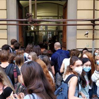 Si riparte al liceo classico &quot;D'Azeglio&quot;: primi a entrare gli studenti del quarto ginnasio [VIDEO]