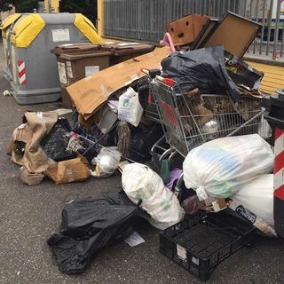 Nichelino, abbandonano un cumulo di rifiuti e vengono additati come 'maiali' su un materasso lasciato in strada