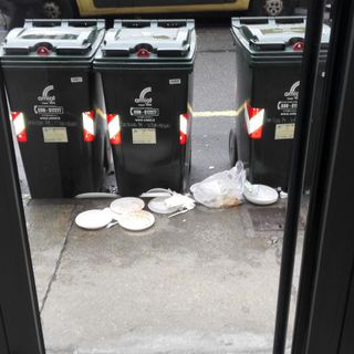 Rifiuti abbandonati in piazza Nizza 79