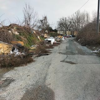 rifiuti abbandonati in strada
