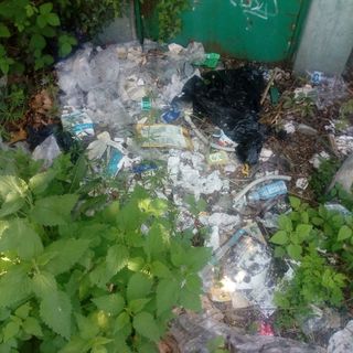 Slalom tra i rifiuti abbandonati, in via Lucento regna il degrado: la protesta dei cittadini