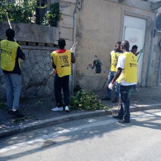 Cavoretto, 35 richiedenti asilo puliscono il territorio da rifiuti ed erbacce