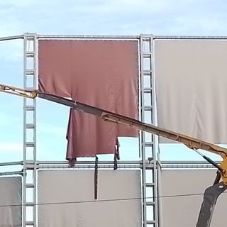 operai che smontano le vele