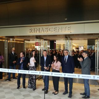 La Rinascente &quot;torna&quot; a Torino: folla in via Lagrange per un luogo storico dello shopping cittadino (VIDEO)