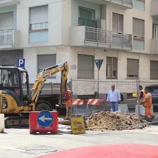 Lavori in corso, sta per sparire la buca che si era creata vicino al Fila