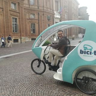 Torino più bella a colpi di pedale, ma senza fare fatica: arrivano i risciò di Bici-t [VIDEO]