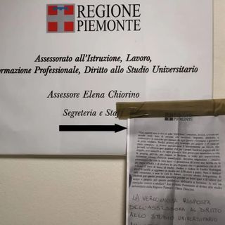 Edisu, blitz degli studenti che contestano l'assessora Chiorino: &quot;Fermiamo l'aumento dei prezzi nelle mense&quot;