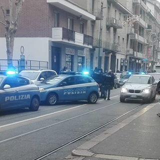 Violenta rissa in via Chiesa della Salute: interviene la polizia con sei volanti