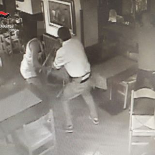 Ex coniugi si affrontano in un bar di Lanzo: quattro denunce