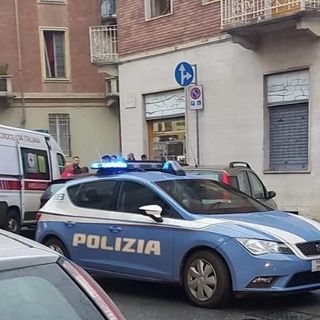 Auto della polizia e ambulanza dopo una rissa a Barriera di Milano