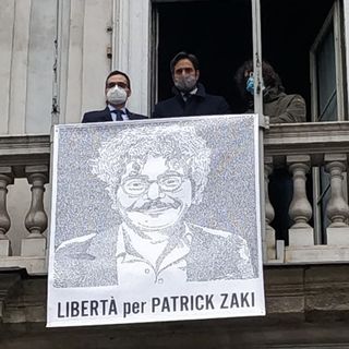 Ritratto di Patrick Zaki da un balcone