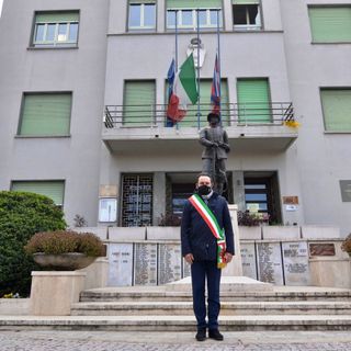 Il sindaco Montà davanti al municipio