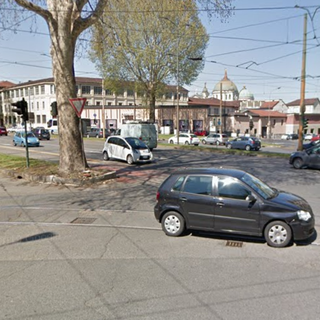 Deraglia un tram al Rondò della forca: traffico in tilt, ma nessun ferito