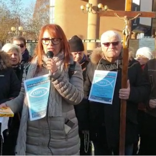 Un rosario di preghiera davanti al tribunale di Torino durante il processo a Salvini