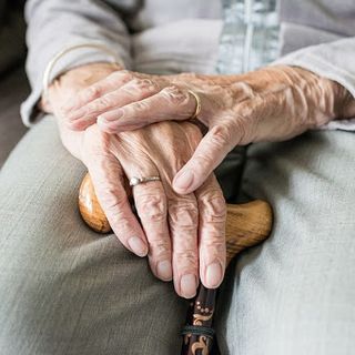 foto d'archivio anziano di una rsa