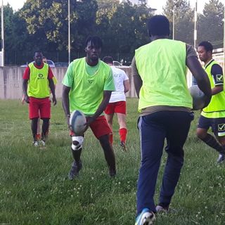 Ad Alpignano scende in campo la solidarietà: rugby tra migranti e cittadini