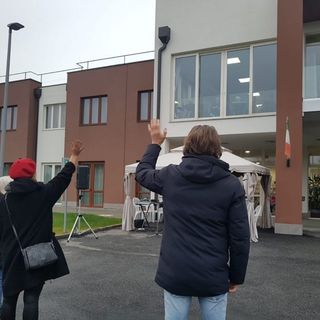 Nichelino, la sorpresa per gli anziani della Rsa San Matteo: il coro della banda comunale per introdurre il clima delle feste Nichelino, la sorpresa per gli anziani della Rsa San Matteo: il coro della banda comunale per introdurre il clima delle feste