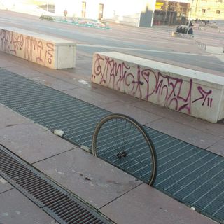 Piazza Valdo Fusi, la nuova "Excalibur" è una ruota di bicicletta (FOTO)