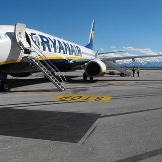 Anche a Caselle niente più trolley a bordo gratis sugli aerei Ryanair: scattano le sanzioni