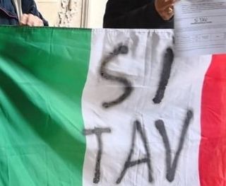 L'onda arancione &quot;Sì Tav&quot; in piazza Castello: più di 96mila adesioni