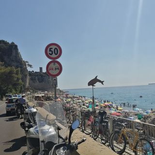 Tragedia a Finale Ligure, donna muore a pochi metri dalla riva nella spiaggia: inutile il soccorso di un bagnino Tragedia a Finale Ligure, donna muore a pochi metri dalla riva nella spiaggia: inutile il soccorso di un bagnino