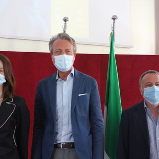 Assessore sacco e altre persone