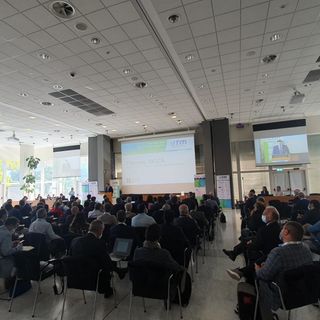 Sala con persone per presentazione evento