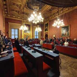 In piedi e in silenzio per un minuto: la Sala Rossa ricorda Franco Cravarezza e Roberto Maroni